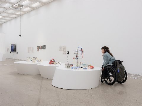 기울인 몸들: 서로의 취약함이 만날 때 전시 전경